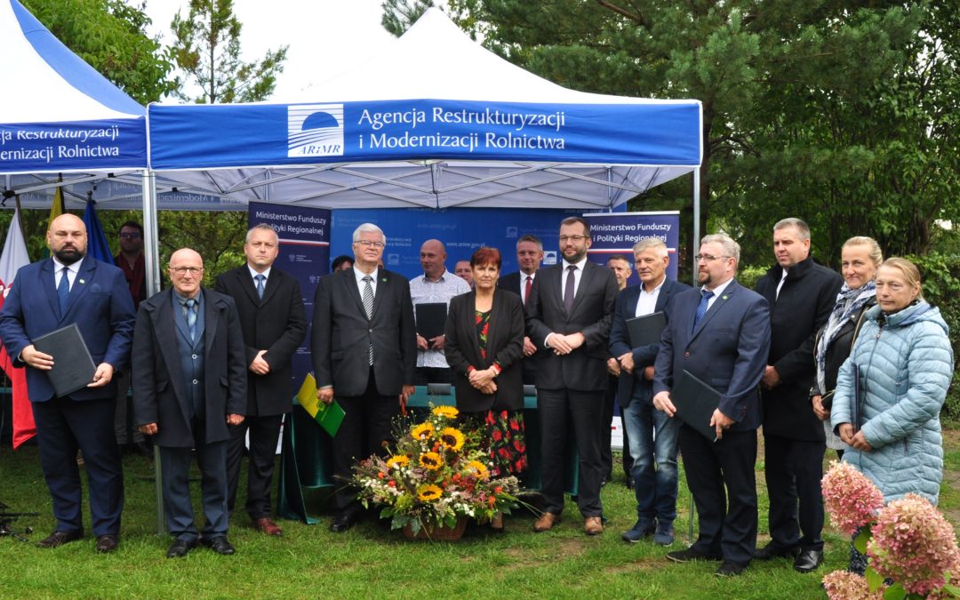 ARiMR i PZD podpisują pierwsze umowy konkursu „Rozwój zielonej infrastruktury poprzez wsparcie ogrodów działkowych”