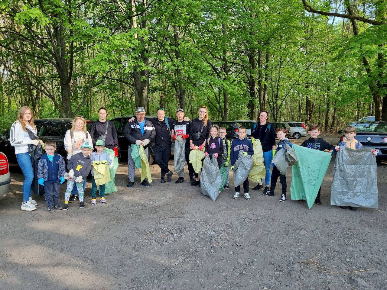 Działkowcy ROD Zacisze w Zabrzu przyłączyli się do akcji sprzątania dzielnicy „Czysta Helenka”